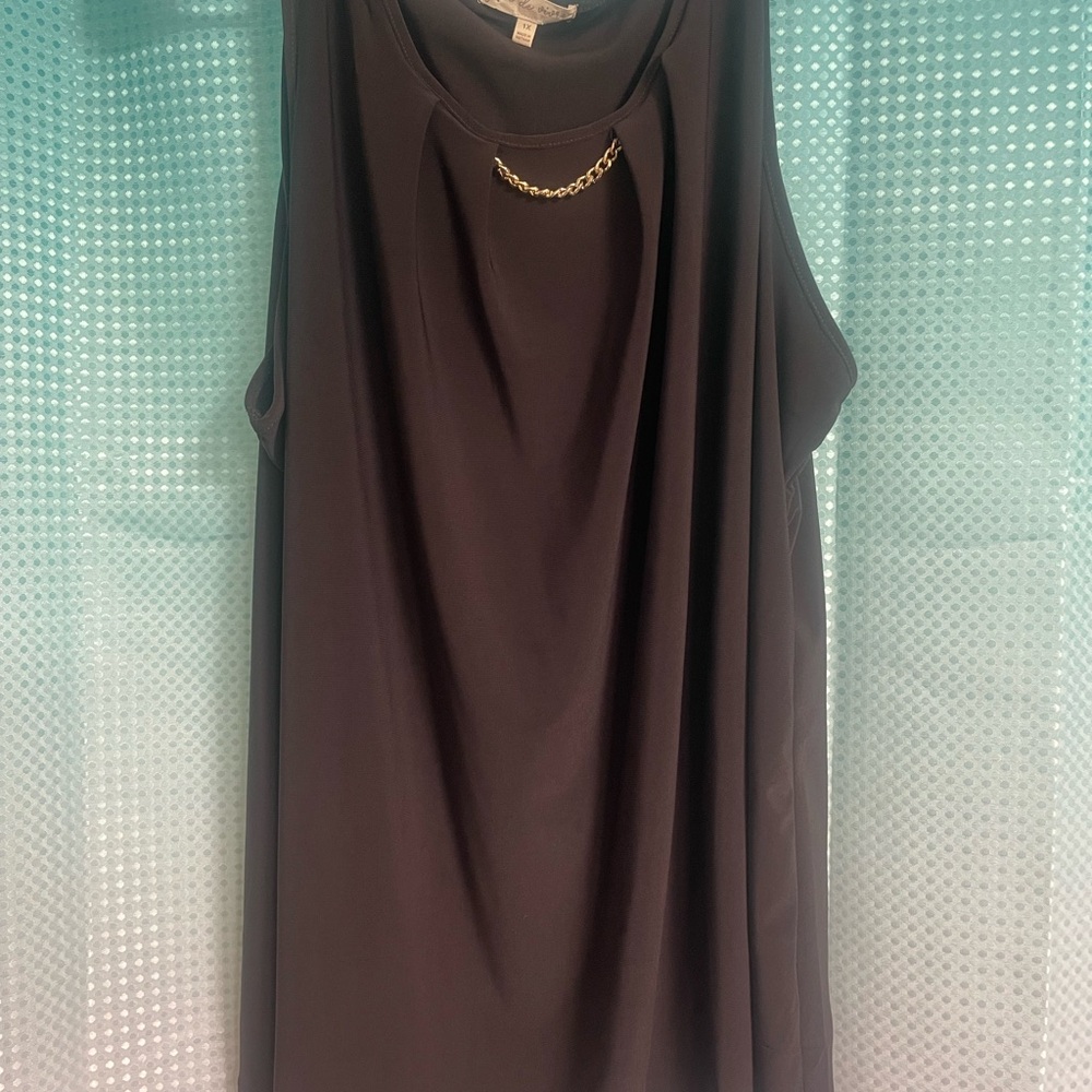 ☘️☘️Chic Black Sleeveless Top with Chain Detail